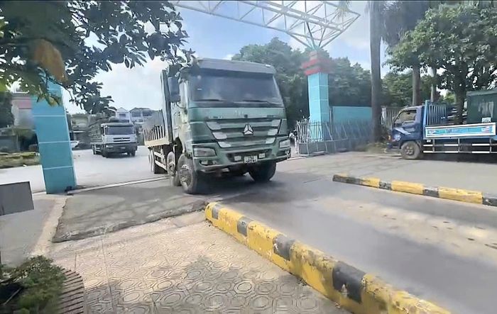 Xe được đưa vào khu vực cân trọng tải. Ảnh: HL
