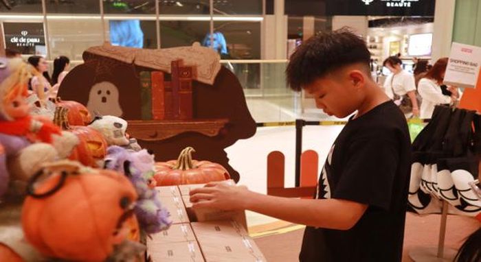 Tại Flying Tiger Copenhagen, khu trưng bày mùa Halloween giới thiệu chương trình "Mua 2 tặng 1". Ảnh: Linh Thảo.