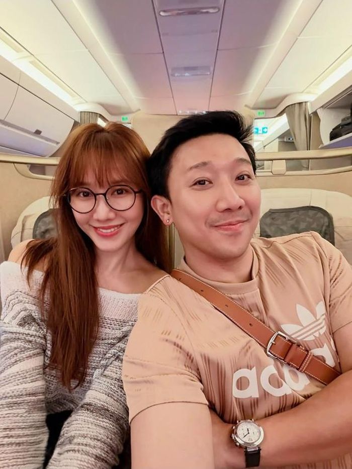 Trước đó, Trấn Thành trên trang cá nhân đã nói vui về chuyến đi của mình. Anh cho biết, bằng một sự trùng hợp đặc biệt, cả ba dự án lớn mà anh tham gia trong năm nay gồm Running Man, Tinh Hà Say Hi và EM 2027 đều hoàn tất phần ghi hình chỉ trong cùng một tuần. Nam nghệ sĩ xem đây là dấu mốc đáng nhớ sau quãng thời gian tập trung cho lịch trình làm việc dày đặc, với nhiều nhiệm vụ và áp lực phải hoàn thành. Khi những công việc quan trọng đã khép lại, Trấn Thành quyết định dành thời gian nghỉ ngơi, đồng thời đưa bà xã Hari Won đi chơi để cả hai có dịp thư giãn sau những ngày bận rộn.