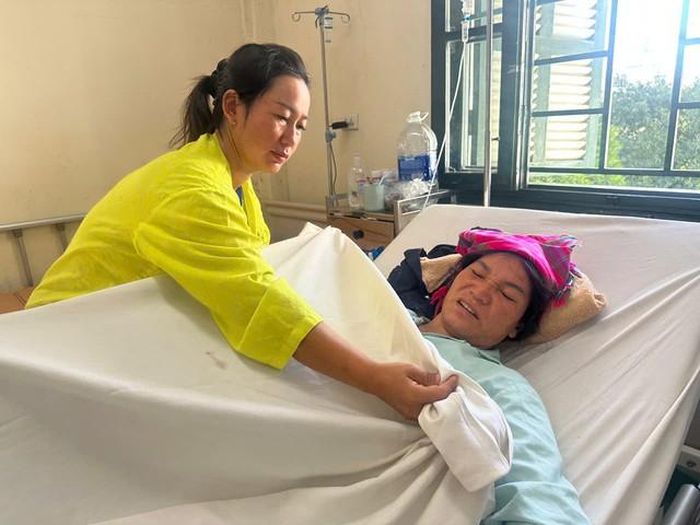 Chị dâu là chị Khoảng Khu Pứ phải đứng ra lo liệu các công việc cần thiết ở viện vì chị Nu không nói tiếng Kinh sõi
