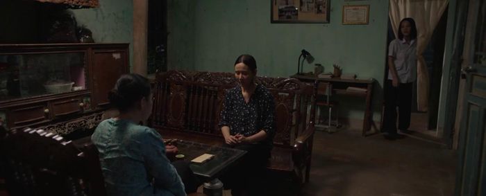 Thơ bất bình khi thấy mẹ bị chèn ép bởi khoản vay nặng lãi. Ảnh VTV