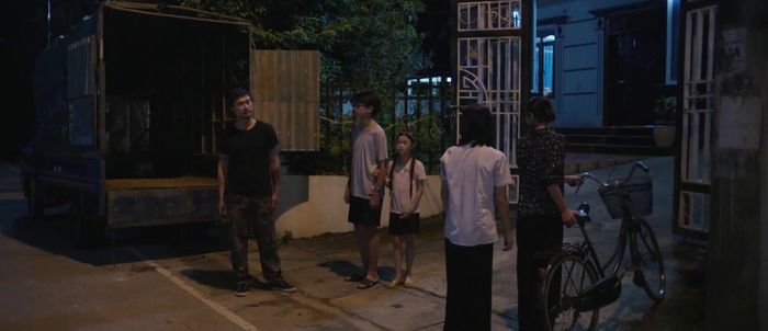 Hạnh và con gái đạp xe tới nhà Toản để tìm tiền trên xe nhưng không thấy. Ảnh VTV