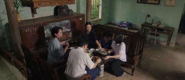 Hạnh tổ chức làm bữa cơm ăn mừng Thơ có bài viết đăng báo. Ảnh VTV