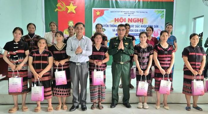Chị em phụ nữ tham gia các tiết mục văn nghệ, nhận quà. Ảnh: Ngọc Hoà.