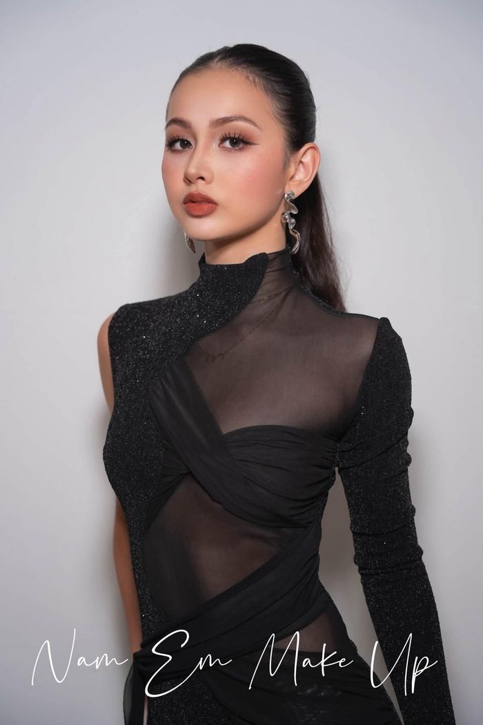 Cô sinh năm 2007, là sinh viên chương trình cử nhân Khoa học Quản lý tại trường Kinh doanh và Quản lý Emlyon Business School (Pháp). Người đẹp nói thành thạo ba thứ tiếng Pháp, Anh và Việt Nam.