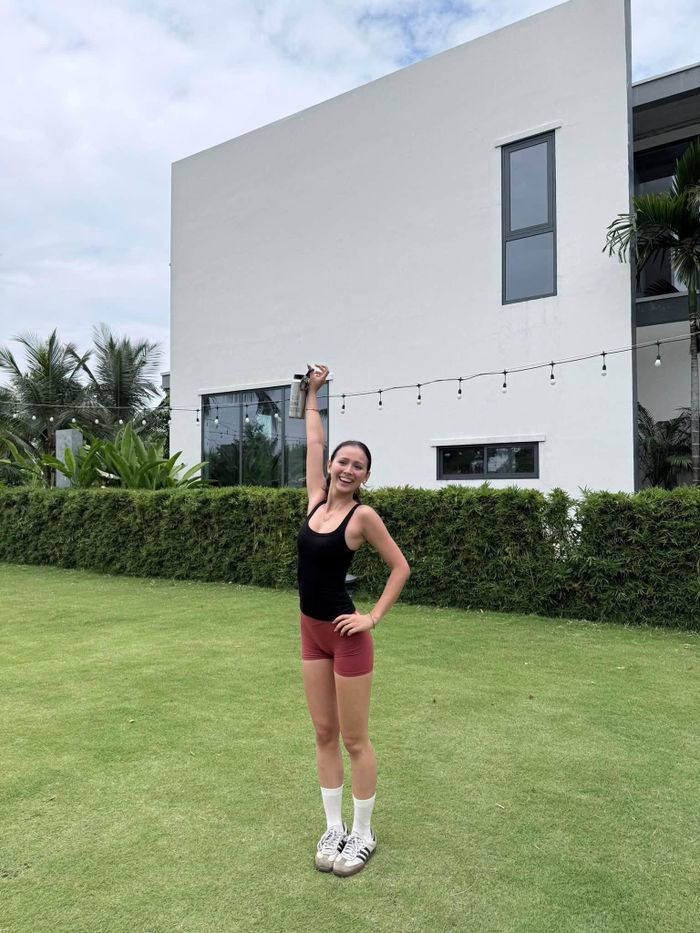 Trước khi sang Pháp du học, Lisa có nhiều năm thi đấu rugby (bóng bầu dục) ở cấp độ quốc tế và đạt thành tích cao. 'Bông hồng lai' có chứng chỉ trọng tài rugby quốc gia của Pháp. Khi còn thi đấu, cô từng giành chức vô địch và ngôi á quân giải Thể thao các trường Pháp ngữ khu vực Châu Á – Thái Bình Dương. Sau chấn thương mắt cá chân buộc phải dừng thi đấu, cô chuyển sang bóng đá và được trao danh hiệu 'Nữ thủ môn xuất sắc' tại Thể thao các trường Pháp ngữ khu vực Châu Á – Thái Bình Dương.