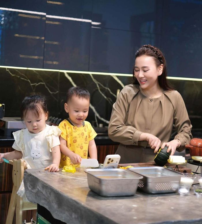 Trong lúc Phương Oanh chuẩn bị các nguyên liệu cho món súp bí đỏ, cặp song sinh cũng dùng dao đồ chơi để cắt, gọt vỏ và ruột bí thừa.