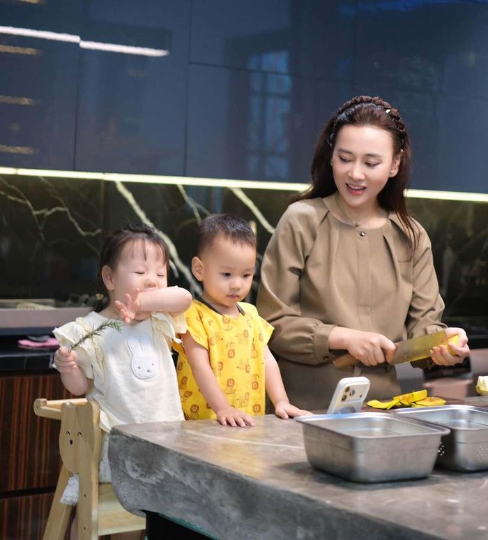 Trong khi đó, bé Jenny có những biểu cảm hài hước khiến mẹ bật cười. Phương Oanh thường gọi con gái là em bé ngọt ngào, ngộ nghĩnh và "vitamin hề hước" của gia đình.