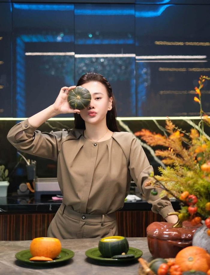 Sau hơn 3 năm làm mẹ, Phương Oanh dành phần lớn thời gian cho căn bếp và các con. Nếu trước đây cô gắn liền với những dự án phim và lịch trình dày đặc, thì hiện tại, phần lớn thời gian của nữ diễn viên xoay quanh hai con nhỏ và những sinh hoạt thường nhật của gia đình. Dù vẫn tham gia một số hoạt động nghệ thuật và kinh doanh, Phương Oanh nhiều lần cho biết việc chăm sóc con luôn là ưu tiên hàng đầu. Cô cố gắng đồng hành cùng các con trong từng giai đoạn phát triển, từ việc xây dựng thói quen sinh hoạt đến chuẩn bị những bữa ăn phù hợp với từng độ tuổi. Phụ nữ Mới đưa tin.