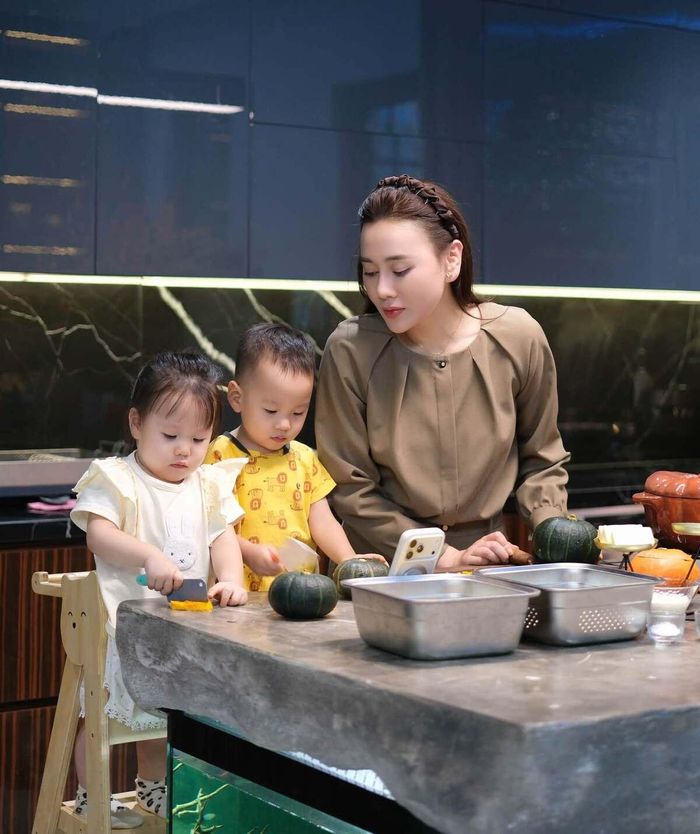 Hôm 18/10, Phương Oanh chia sẻ những khoảnh khắc đáng yêu khi hai bé Jimmy - Jenny cùng mẹ làm món súp bí đỏ sò điệp. Ngôi sao đưa tin.