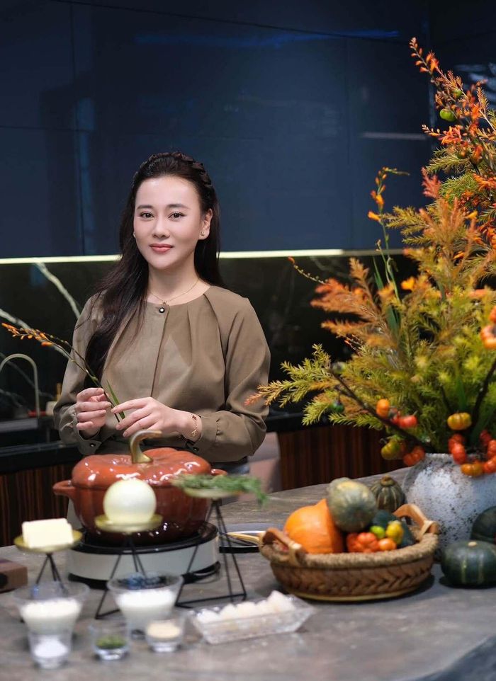 Phương Oanh chuẩn bị các nguyên liệu cho món súp bí đỏ sò điệp làm bữa tối cho các con.