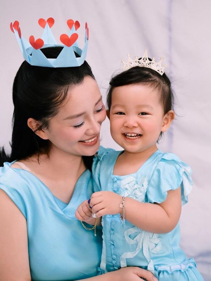 MC Quỳnh Chi sau khi trở thành mẹ, cô có thêm một vai trò mới bên cạnh công việc MC và kinh doanh. Những hình ảnh đầu tiên của Mật Mật được nữ MC chia sẻ khá giản dị, chủ yếu ghi lại những khoảnh khắc đời thường của gia đình.
