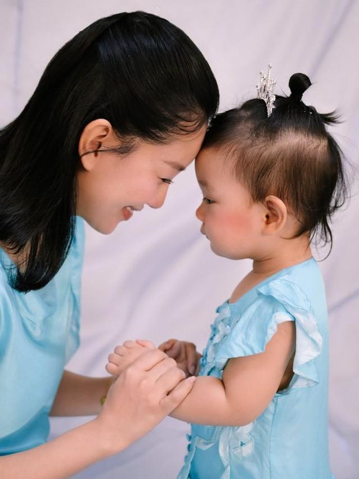 Dù khá kín tiếng về đời tư, Quỳnh Chi vẫn thỉnh thoảng chia sẻ hình ảnh con gái, giúp khán giả phần nào hình dung cuộc sống của cô sau khi có thêm thành viên nhỏ.