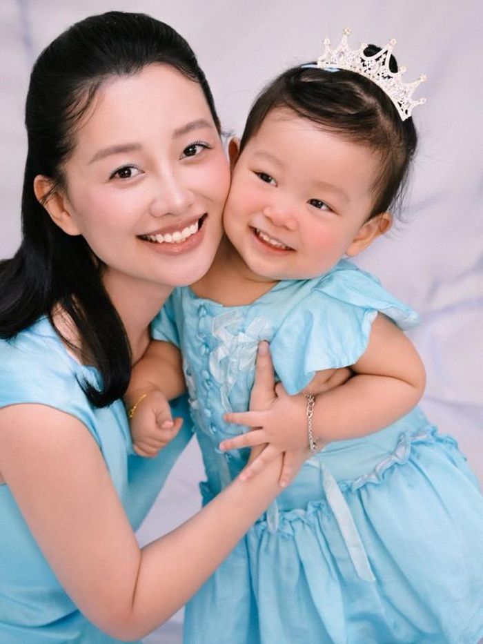 Với cô, hạnh phúc của người phụ nữ không chỉ nằm ở những điều lớn lao mà còn hiện diện trong sự quan tâm, chở che và những yêu thương bình dị mỗi ngày. 