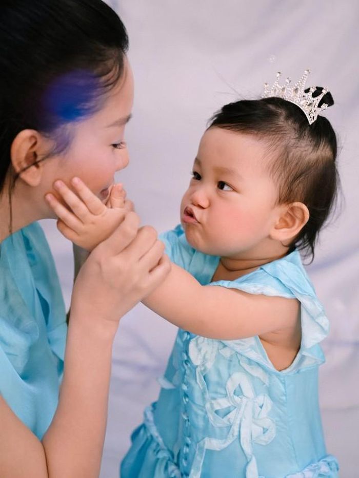 Việc làm mẹ cũng khiến Quỳnh Chi có thêm những thay đổi trong nhịp sống. Sau sinh, cô nhanh chóng trở lại với công việc và từng được ghi nhận giảm 10 kg sau khoảng một tháng sinh con.