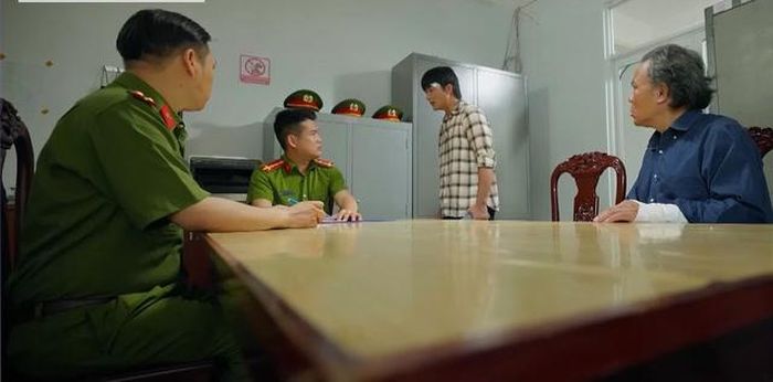 Chơn tới làm việc với cơ quan công an nhằm tìm phương án giải cứu Phù Sa. Ảnh VFC
