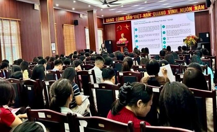 Cán bộ làm công tác bảo vệ, chăm sóc trẻ em thuộc Phòng Văn hóa - Xã hội và Trạm Y tế của 126 xã, phường tại Hội nghị. Ảnh: Mai Anh