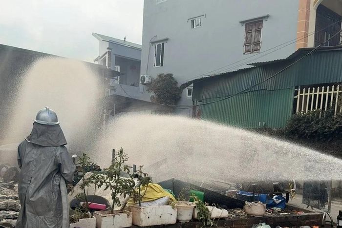 Lực lượng chức năng xử lý tại khu vực rò rỉ hóa chất. Ảnh: Tiến Thành