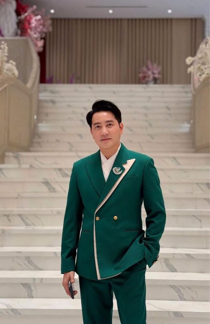 Trên trang cá nhân, Ca sĩ Nguyễn Phi Hùng gửi lời chúc mừng ngày Phụ nữ Việt Nam 20/10: "Hãy làm cho một nửa thế giới vui chúng ta sẽ được hạnh phúc".
