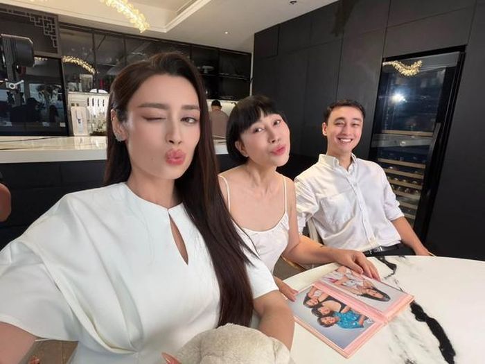Nhân ngày 20/10, Hoa hậu Emoura Phạm đã gửi lời cảm ơn đến những người phụ nữ đã luôn đồng hành, ở bên cô. "Emoura muốn dành lời cảm ơn đặc biệt đến mẹ, người luôn ở phía sau, luôn tin tưởng, ủng hộ và là chỗ dựa để Emoura yên tâm bước tiếp trên hành trình của mình", người đẹp viết trên trang cá nhân.