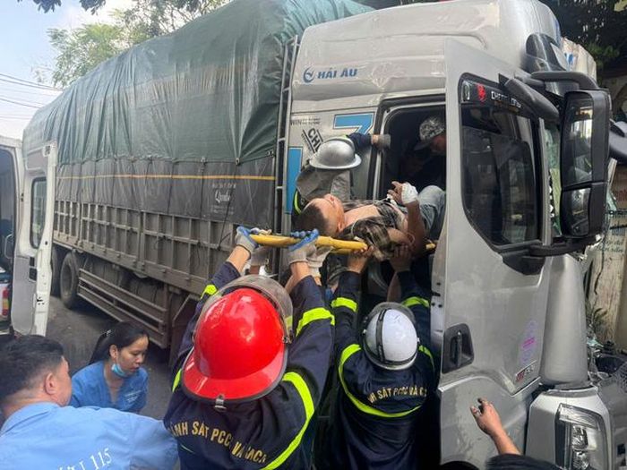 Lực lượng Cảnh sát PCCC và CNCH đưa các nạn nhân mắc kẹt trong cabin xe tải ra ngoài an toàn sau vụ tai nạn giao thông.