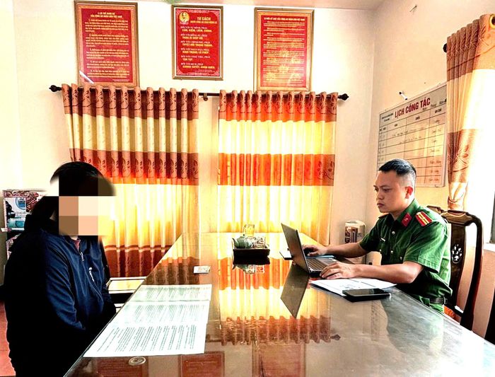 Công an xã Đông Hưng làm việc với chị Đ.T.KH. Ảnh: Cơ quan Công an.