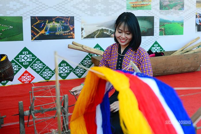 Khéo léo bên khung quay sợi. Ảnh: Tuấn Anh