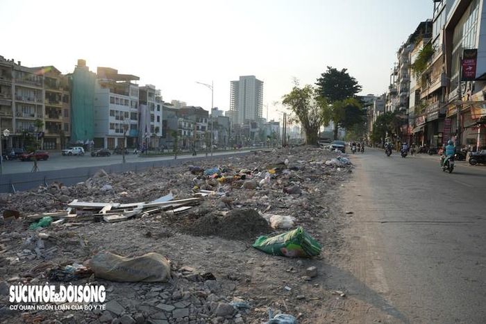 Dự án gồm các hạng mục: bãi đỗ xe, hệ thống trạm sạc, bể nước ngầm phục vụ phòng cháy chữa cháy, mái che tích hợp pin năng lượng, cùng không gian cây xanh, vườn hoa và hệ thống đường nội bộ.