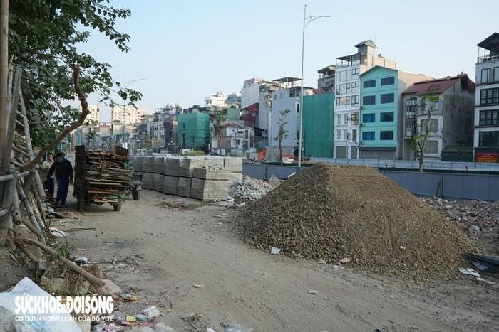 Vị trí tiếp giáp giữa khu đất dự án xây dựng bãi đỗ xe - nhà để xe, cây xanh, vườn hoa với đường Vành đai 1 được ngăn cách bởi hàng rào tôn cao gần 2m.
