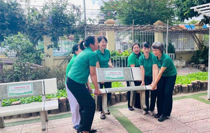 Giáo viên di dời ghế đá trong khuôn viên trường đến khu vực an toàn. Ảnh: NTCC.