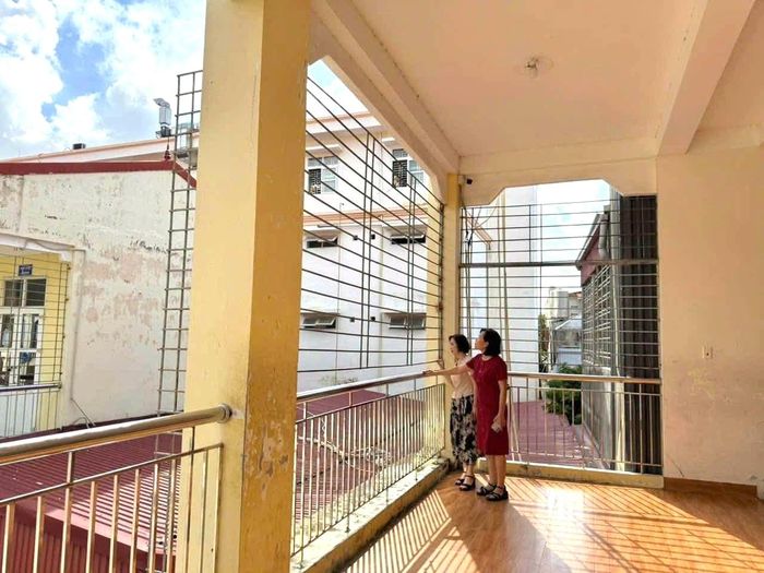 Các trường học trên địa bàn TP Hải Phòng kiểm tra khu vực tiềm ẩn nguy cơ xảy ra tai nạn. Ảnh: NTCC.