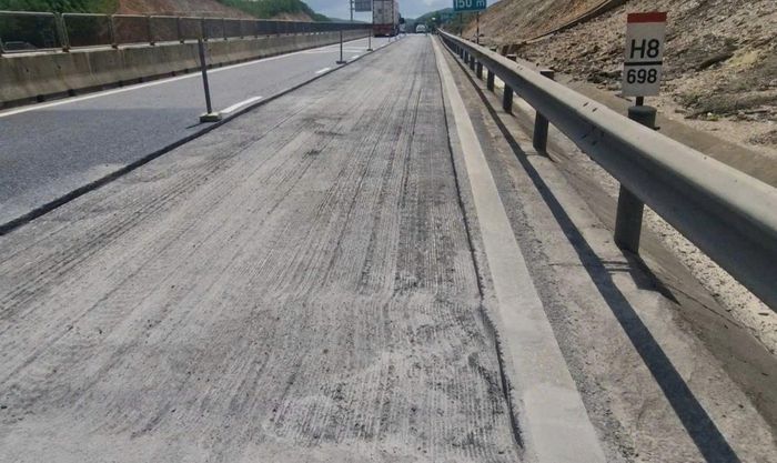 Mặ đường được cào bóc để thi công khắc phục. Ảnh: PV.