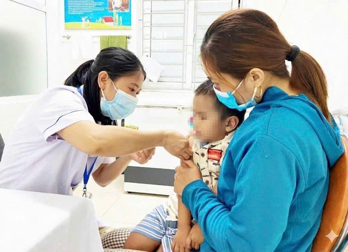 Tiêm vaccine là giải pháp hữu hiệu nhất để phòng bệnh não mô cầu. Ảnh: Nhật Thắng.
