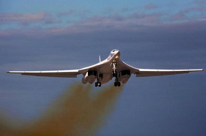 Máy bay ném bom Tu-160. (Ảnh: DB)