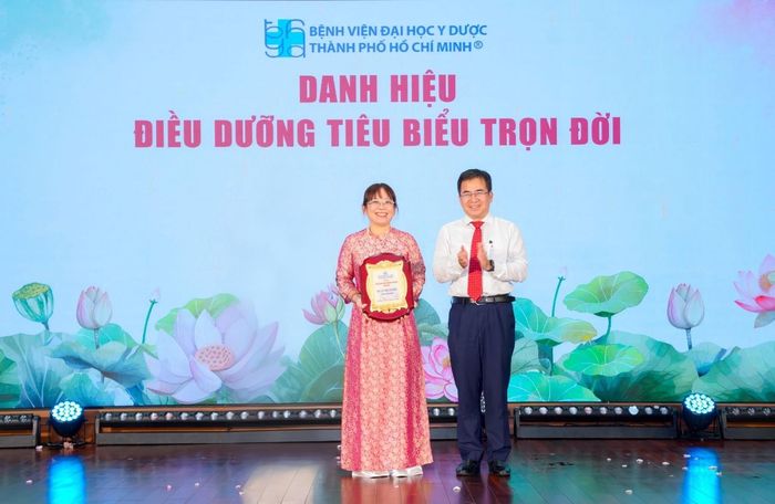ThS. Lê Thị Anh Hoa và PGS.TS.BS Ngô Quốc Đạt, nguyên Hiệu trưởng Trường Đại học Y Dược TP. HCM.