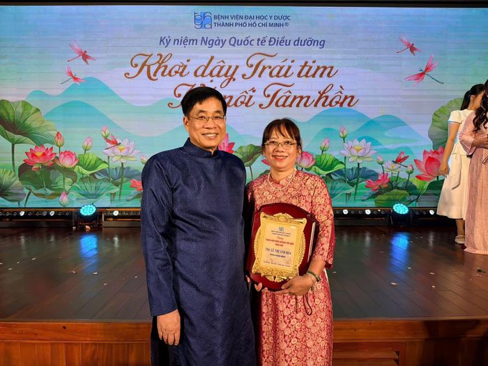ThS. Lê Thị Anh Hoa và PGS.TS.BS Nguyễn Hoàng Bắc, Giám đốc Bệnh viện Đại học Y Dược TP. HCM.