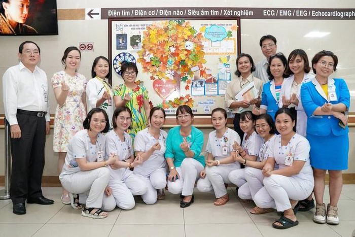 ThS. Lê Thị Anh Hoa cùng khoa Khám bệnh.