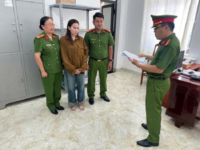 Công an tỉnh Cà Mau thi hành lệnh bắt bị can để tạm giam đối với Phạm Thị Hồng Mơ. Ảnh: Công an tỉnh Cà Mau