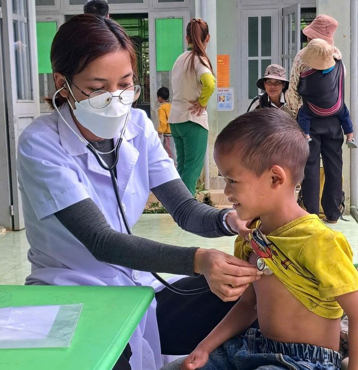 Cô gái Xơ Đăng nhỏ bé giờ là bác sĩ đa khoa cứu chữa cho đồng bào nghèo.