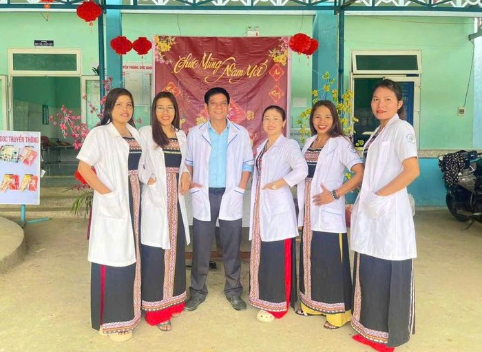 Hồ Thị Bôn (thứ hai từ trái qua) cùng những đồng nghiệp.