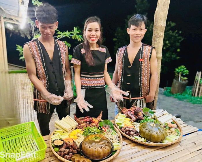 Phát triển du lịch sinh thái văn hóa bản địa giúp bà con thoát nghèo.