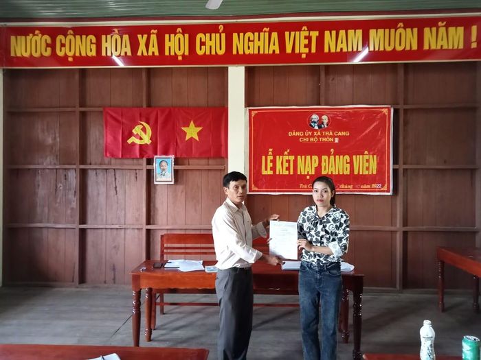 Cô gái Xơ Đăng Hồ Thị Bôn vinh dự được kết nạp vào Đảng Cộng sản Việt Nam.