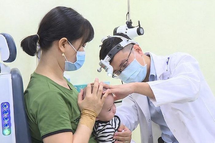 BS.CKI Phùng Quang Duy, chuyên khoa Tai Mũi Họng thăm khám cho bệnh nhân. Ảnh: QD.