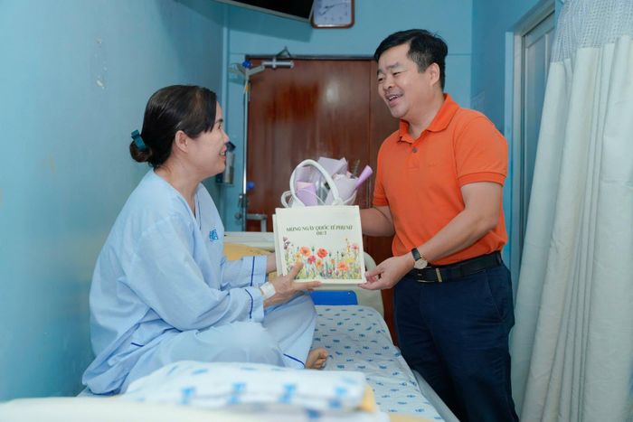 ThS. Trần Văn Hùng luôn sát cánh cùng người bệnh.