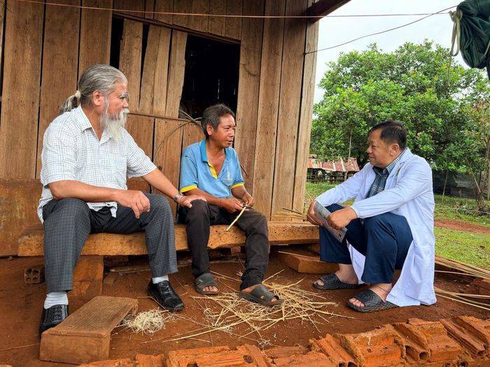 TS Giang Hán Minh, Viện trưởng Viện Sốt rét – ký sinh trùng – côn trùng cùng bác sĩ Lương Trường Sơn đến nhà dân điều tra thực tế về sốt rét.