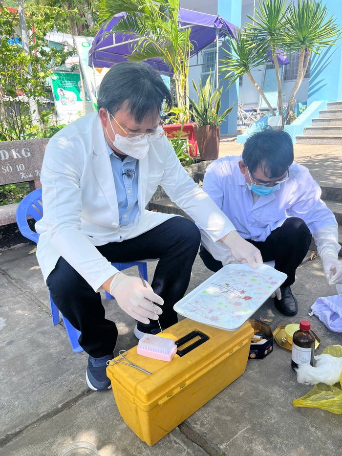TS Đoàn Bình Minh, Phó Viện trưởng Viện Sốt rét – ký sinh trùng – côn trùng trực tiếp chải lông chuột tìm ký sinh trùng.