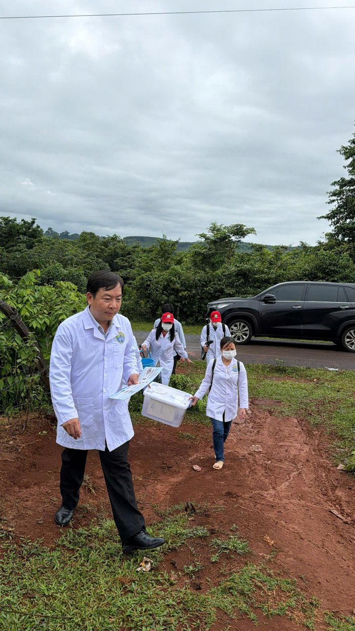 TS Nguyễn Văn Khởi, Trưởng Khoa dịch tễ và cán bộ của Khoa vào các bản xa điều tra, lấy mẫu máu xét nghiệm.