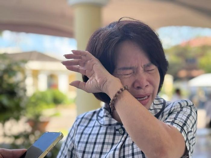 Bà Phạm Thị Vân Anh bật khóc khi nói về hành trình tìm kiếm mộ cha. Ảnh: Bích Vân