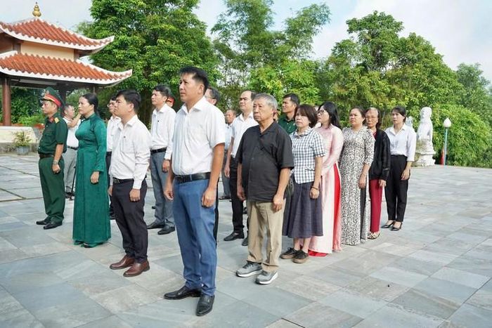 Lãnh đạo xã Hiệp Đức cùng các nhân chứng và thân nhân liệt sĩ thắp nhang tại Đền liệt sĩ Hiệp Đức. Ảnh: Lưu Hoàng