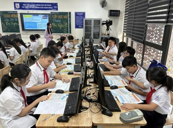 Cô và trò Trường THCS Giảng Võ (Hà Nội) trong một giờ học thí điểm mô hình lớp học mở ở môn Tin học. Ảnh minh hoạ